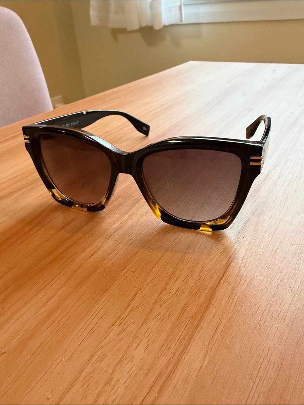 Foster Grant Black Tortoiseshell Women's Sunglasses - Picture 2 of 4
